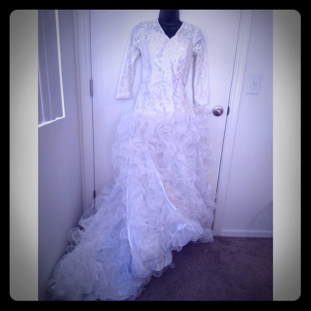 Wear off & On sleeves Ruffled Skirt Wedding gown